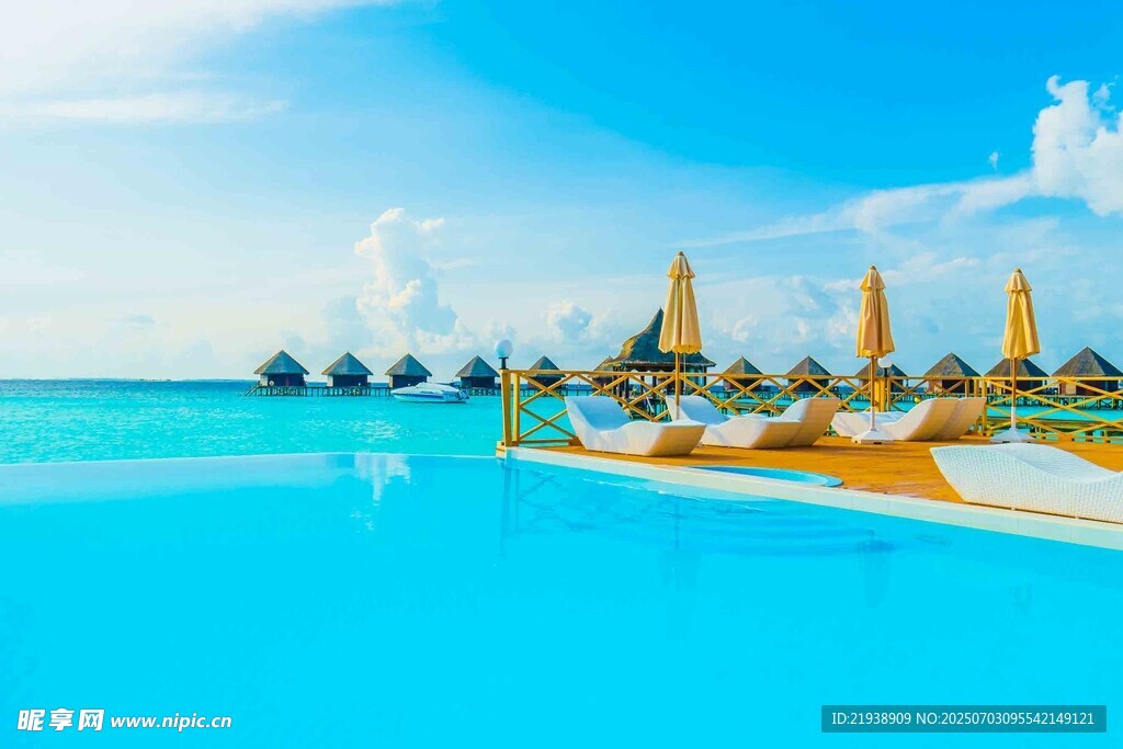 美丽海岛泳池度假风光