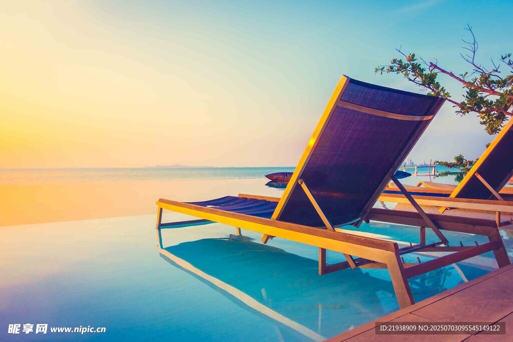 海边泳池躺椅的惬意时光