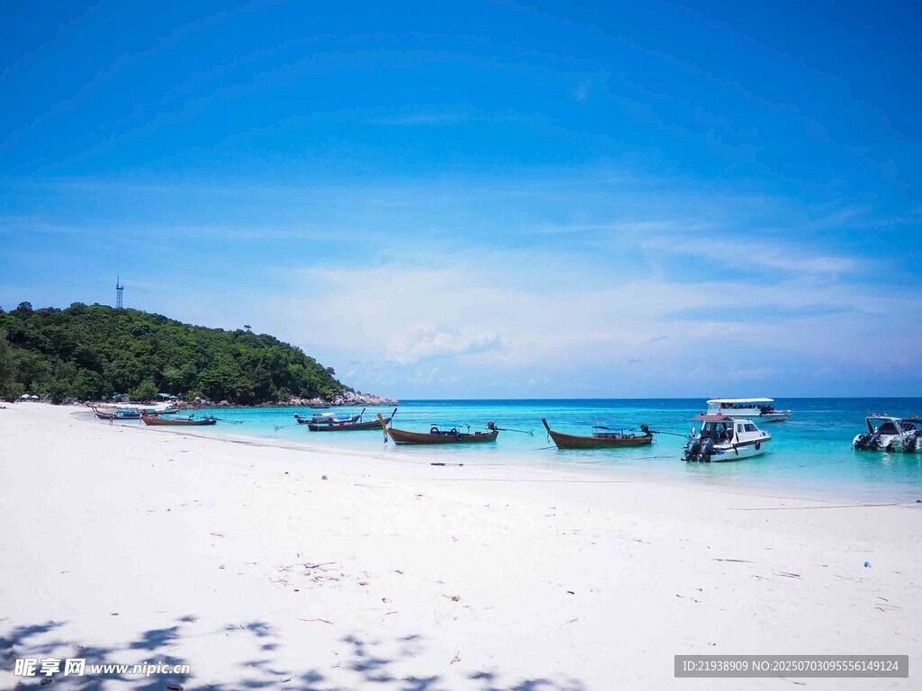 美丽海滩与海上船只