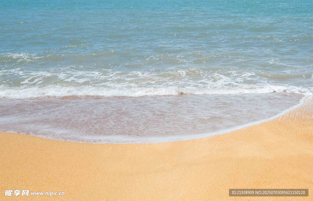 金色沙滩与蔚蓝海浪