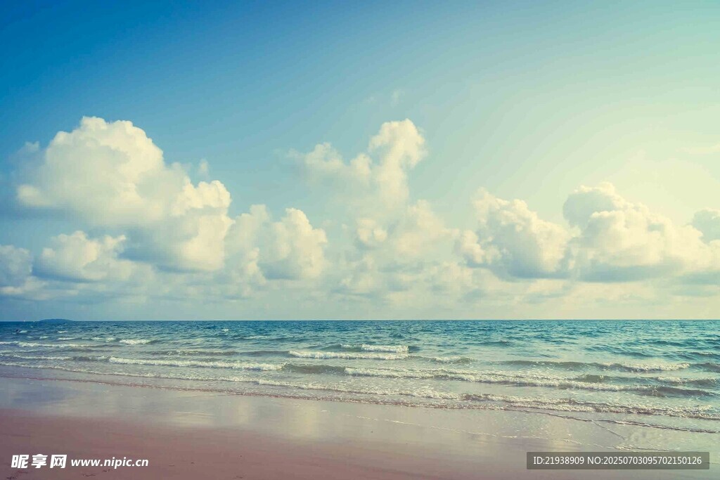 美丽海滩与蓝天白云