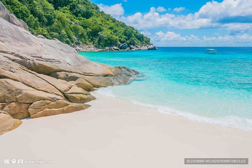 美丽海滨沙滩与碧蓝海水