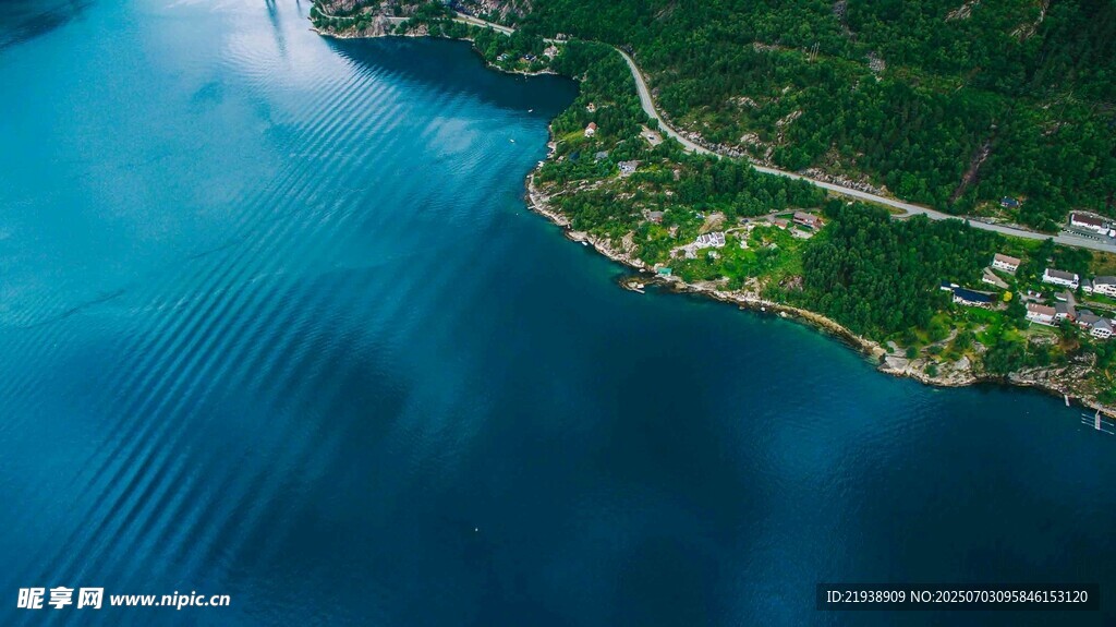 俯瞰蓝色水域与沿岸风光