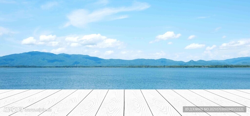 海边木质平台的开阔景致