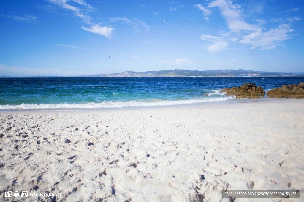 美丽沙滩与蔚蓝大海