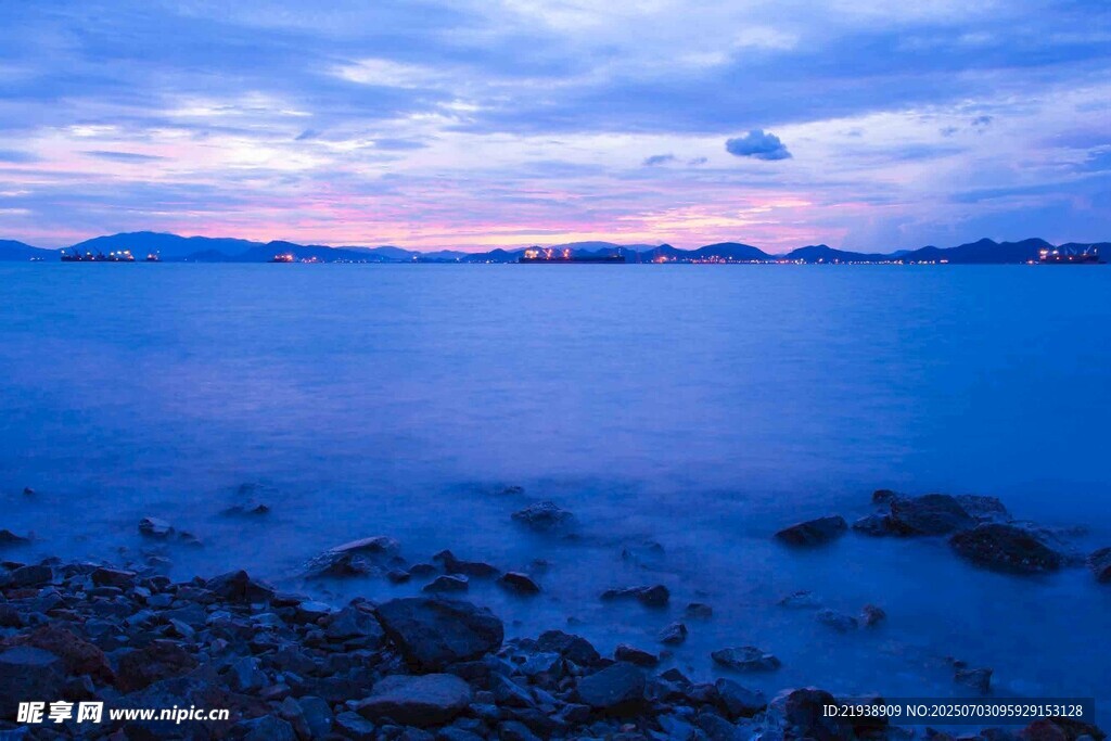 海边暮色下的宁静海岸线