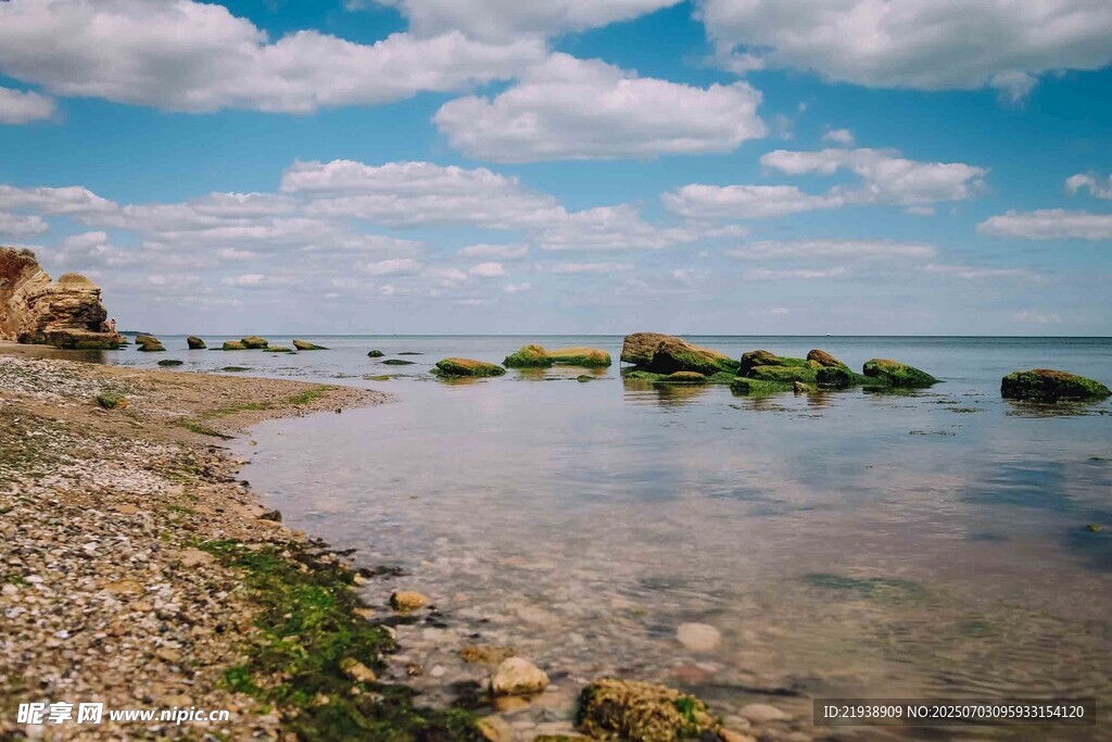 宁静海边的清澈浅水景象