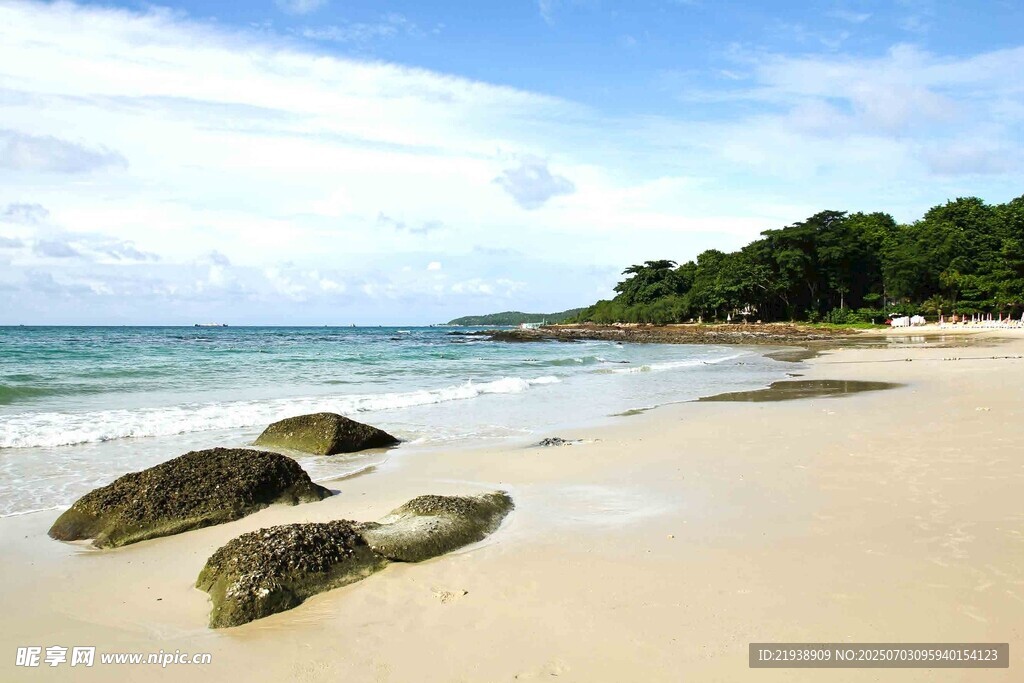 美丽沙滩与海中礁石