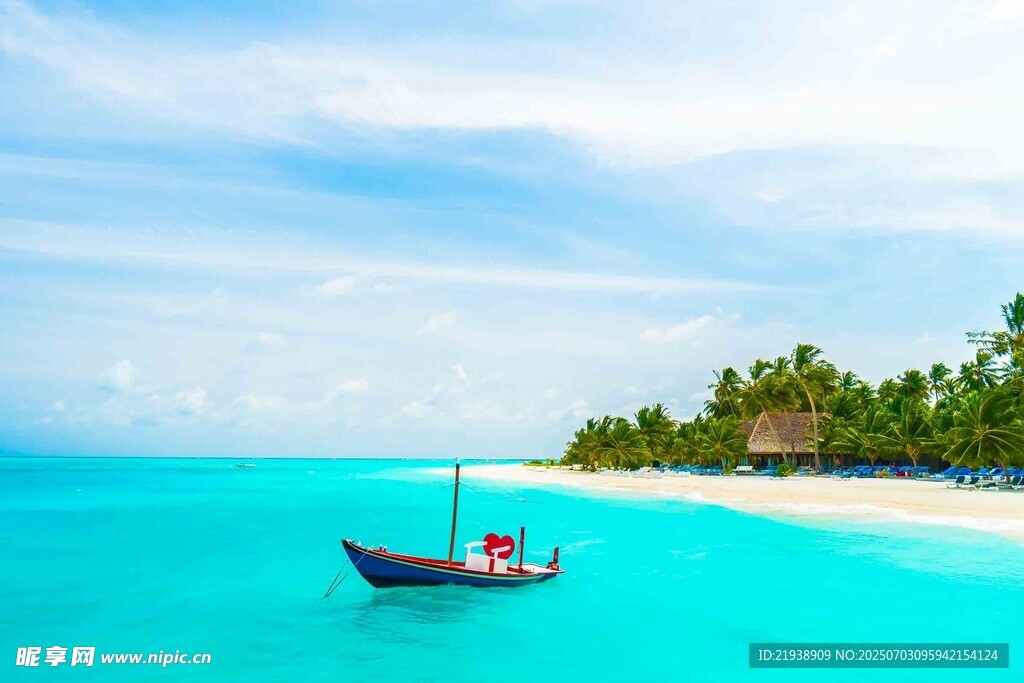 碧海蓝天下的孤舟小岛