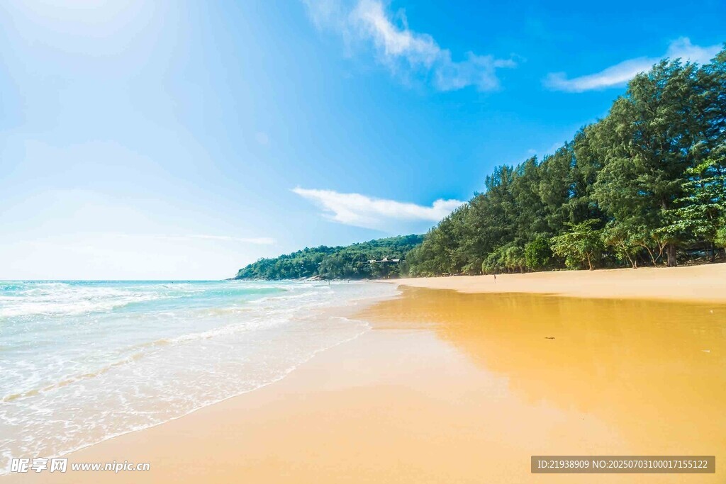 美丽金黄沙滩与碧海蓝天