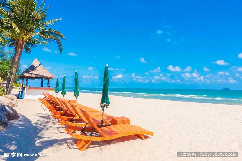 热带海滩休闲躺椅美景
