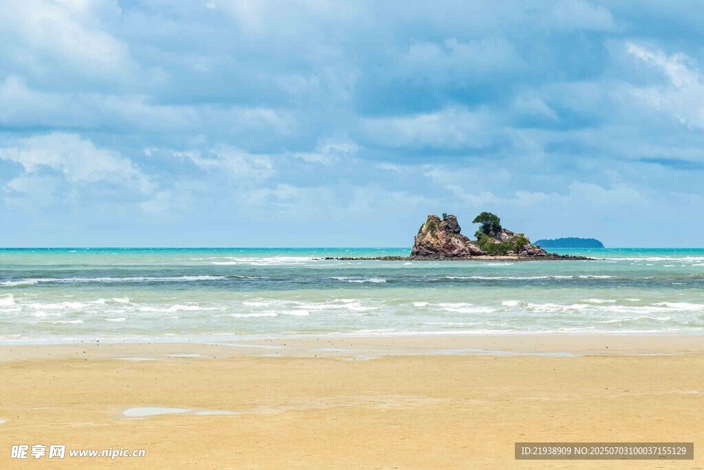 美丽海滩与海中礁石