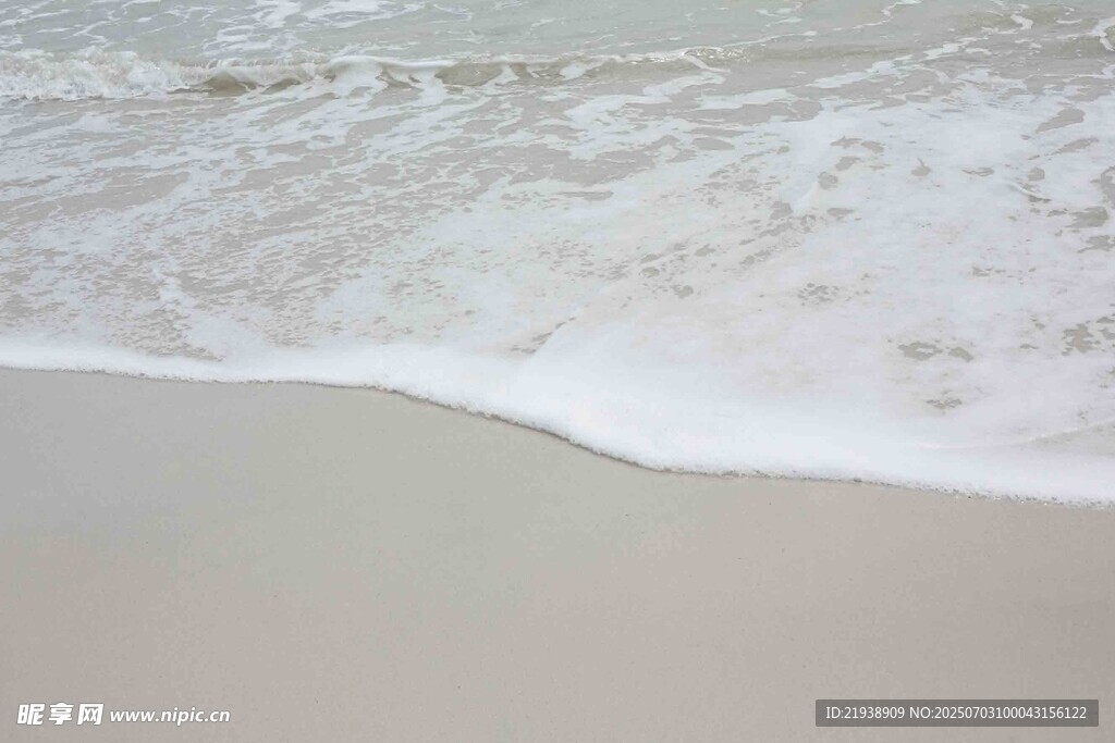海浪轻吻沙滩的美好瞬间