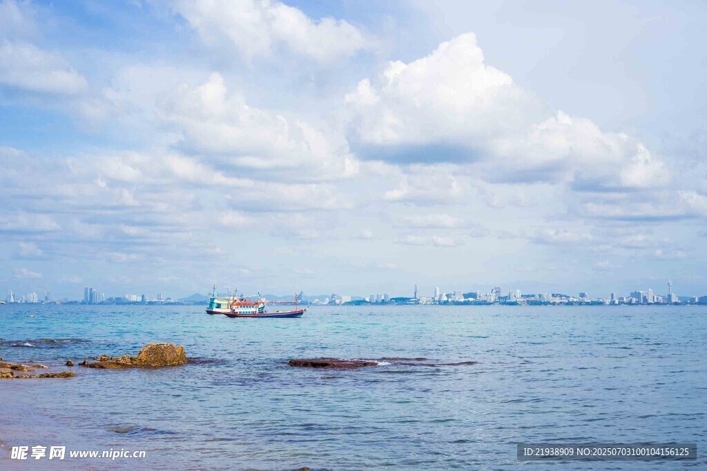 船只在蓝天碧海间
