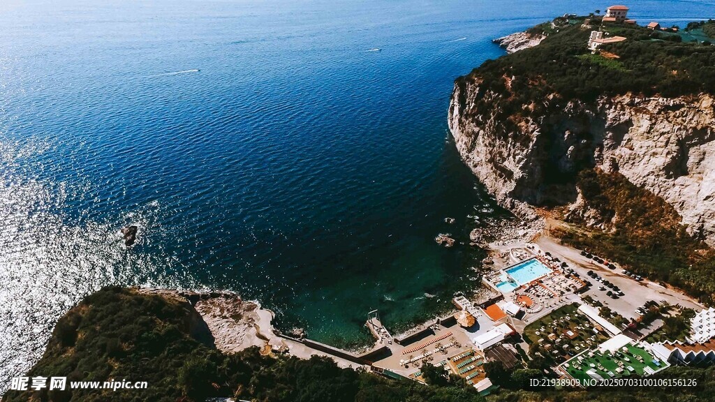 海岸悬崖下的美丽海滨风光