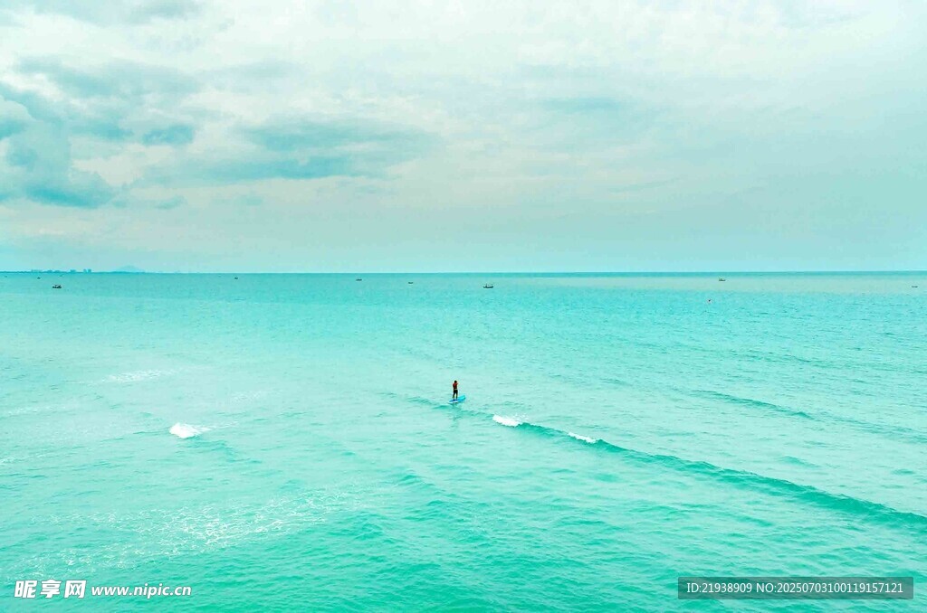 碧海蓝天中的冲浪者