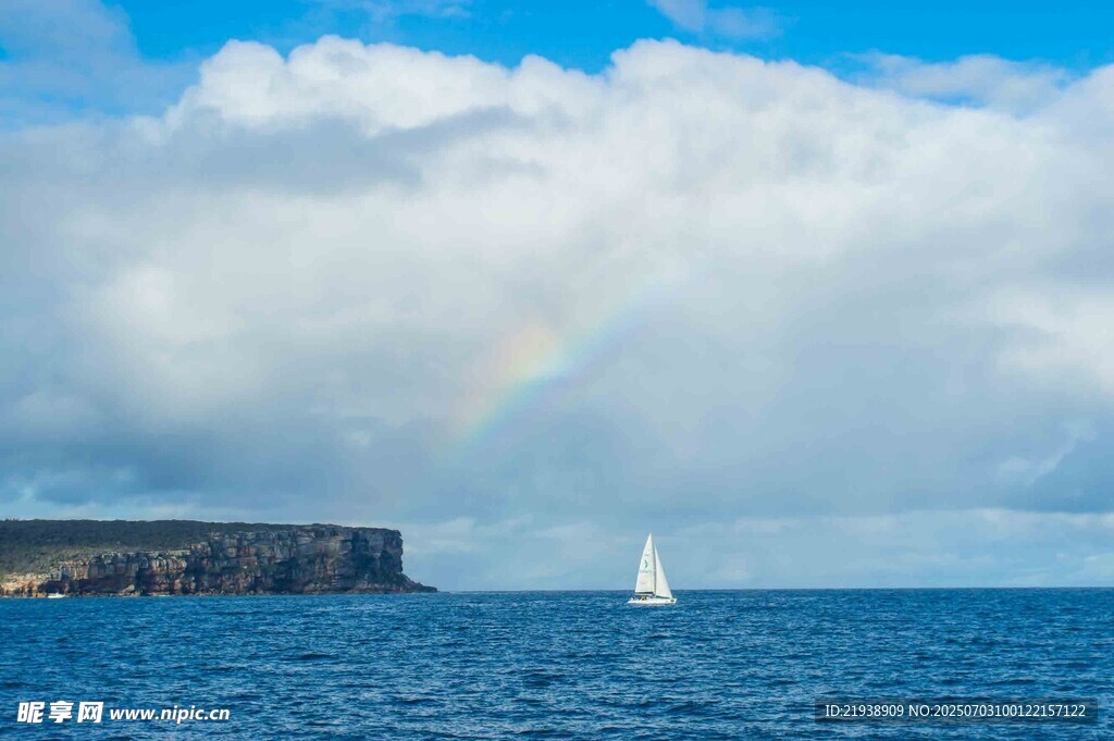 海上帆船伴彩虹美景