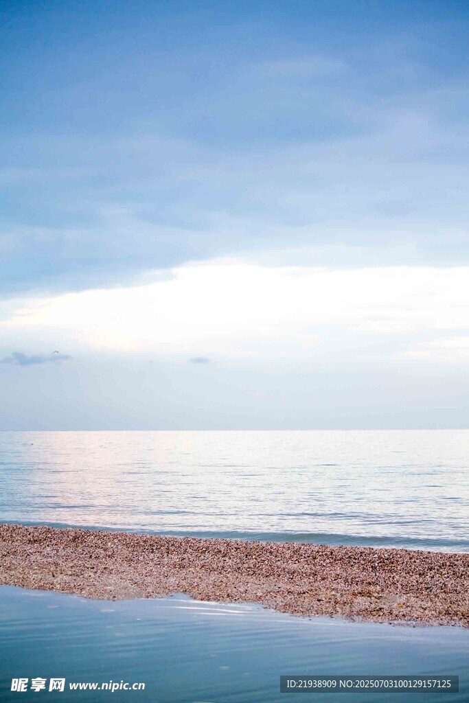 宁静的蓝色海岸线