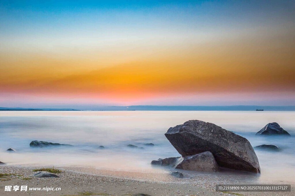 海边日落时的礁石美景