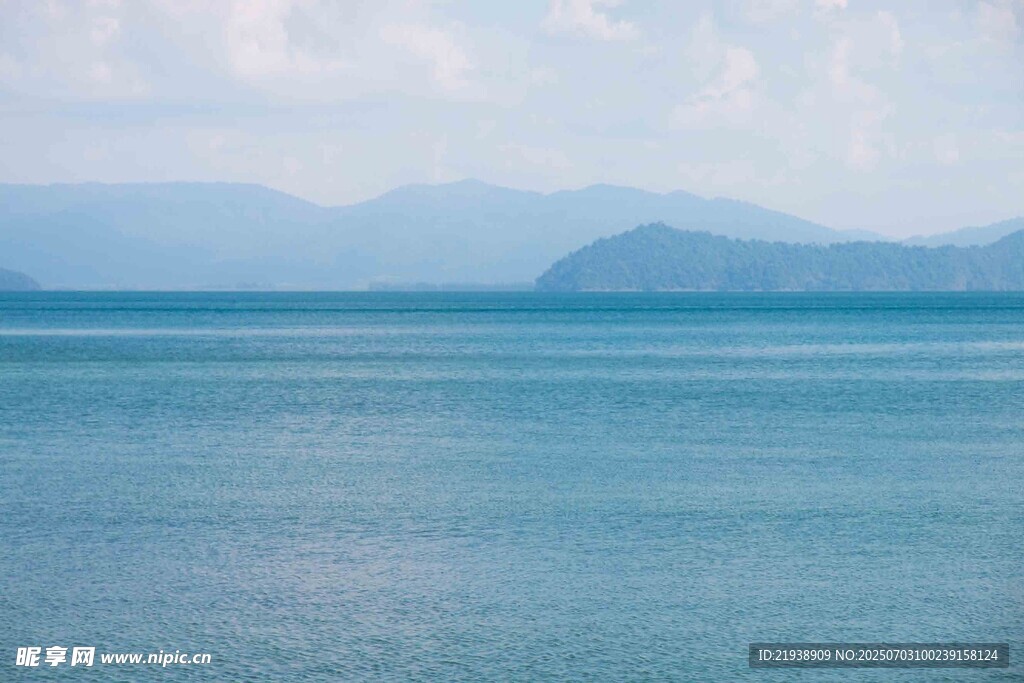 宁静海面与远处山峦