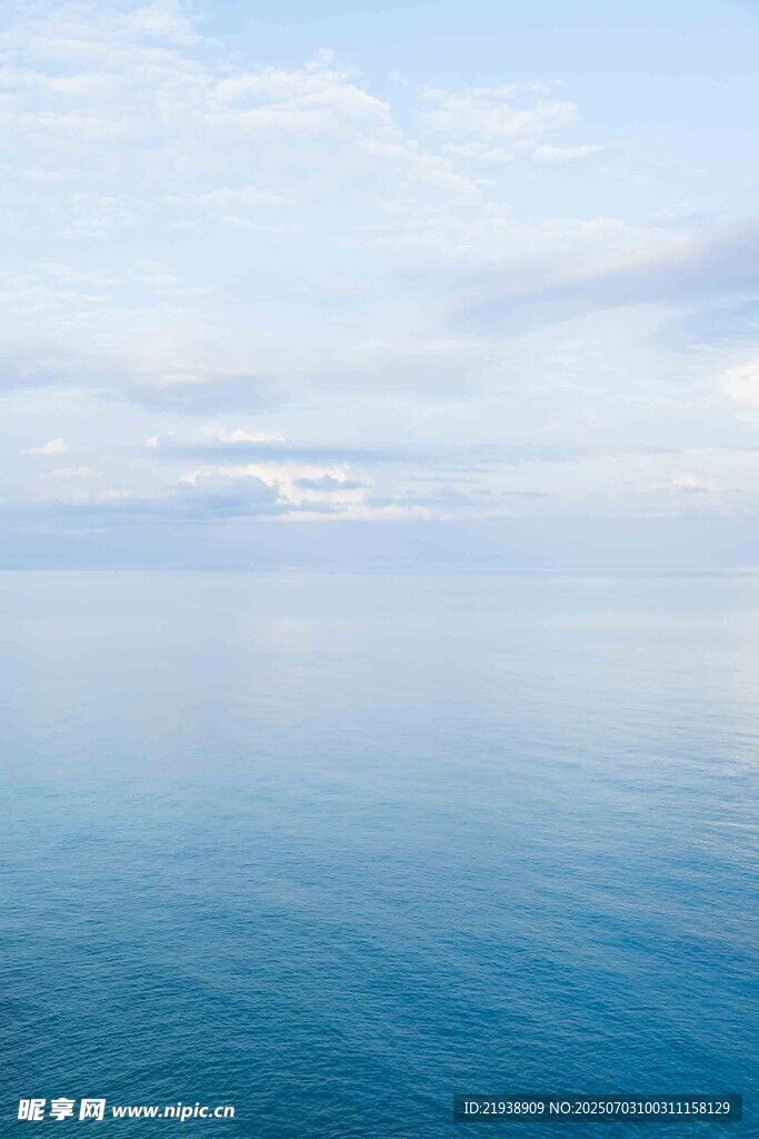 宁静海面与天空的美丽景致