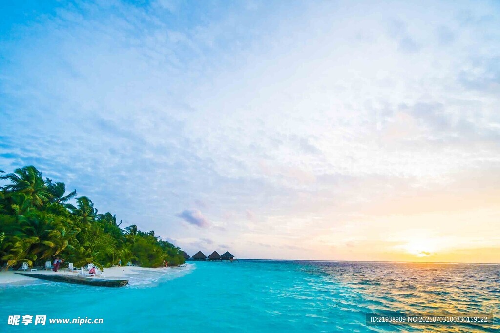 美丽海岛的迷人海滨风光