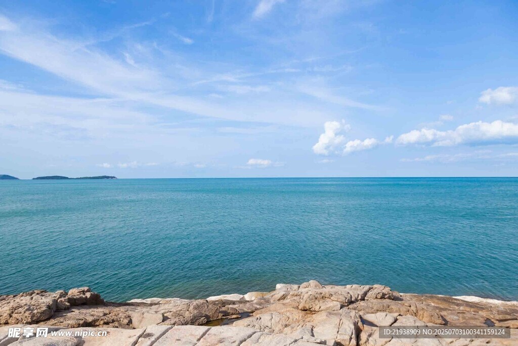 海边岩石与蔚蓝大海美景