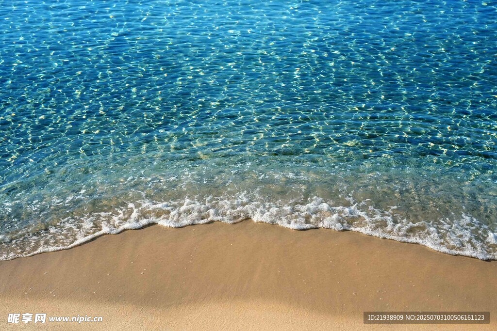 海边沙滩与海浪的美丽景致