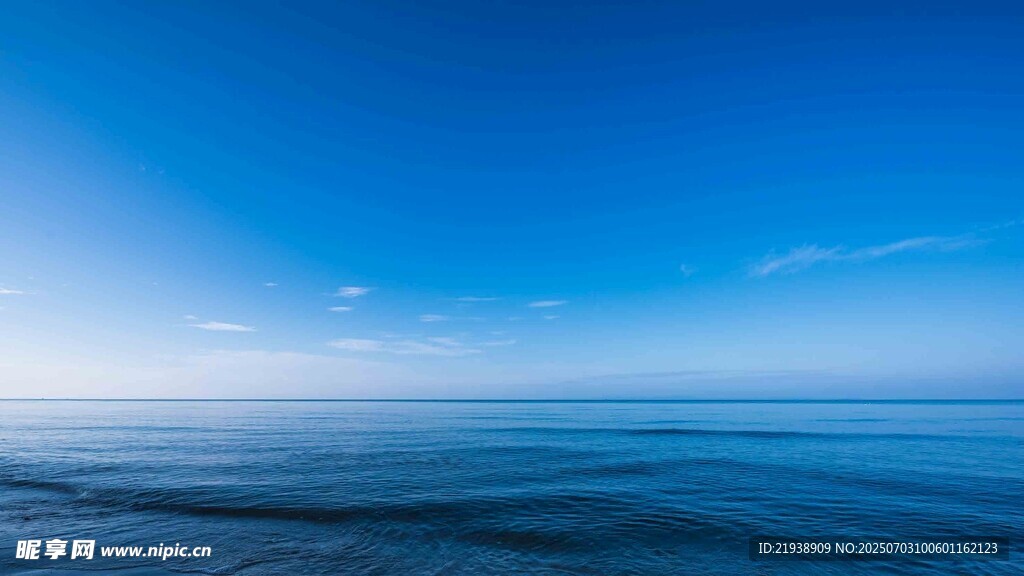 广阔蓝天与无垠海面