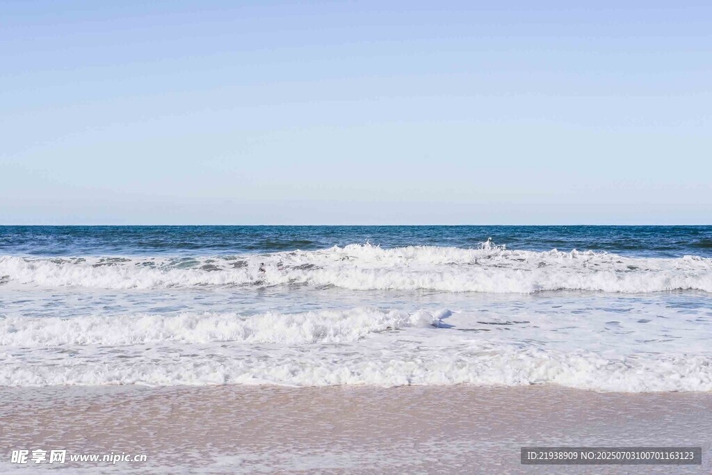 海边浪花翻涌的美丽景致