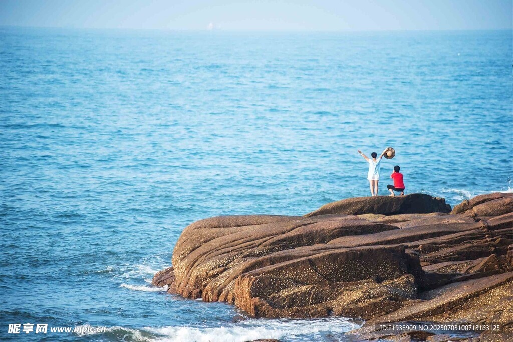 海边礁石上的孤独灯塔