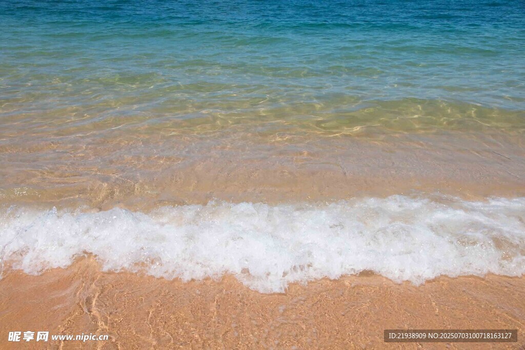海浪轻拍沙滩的美丽景致