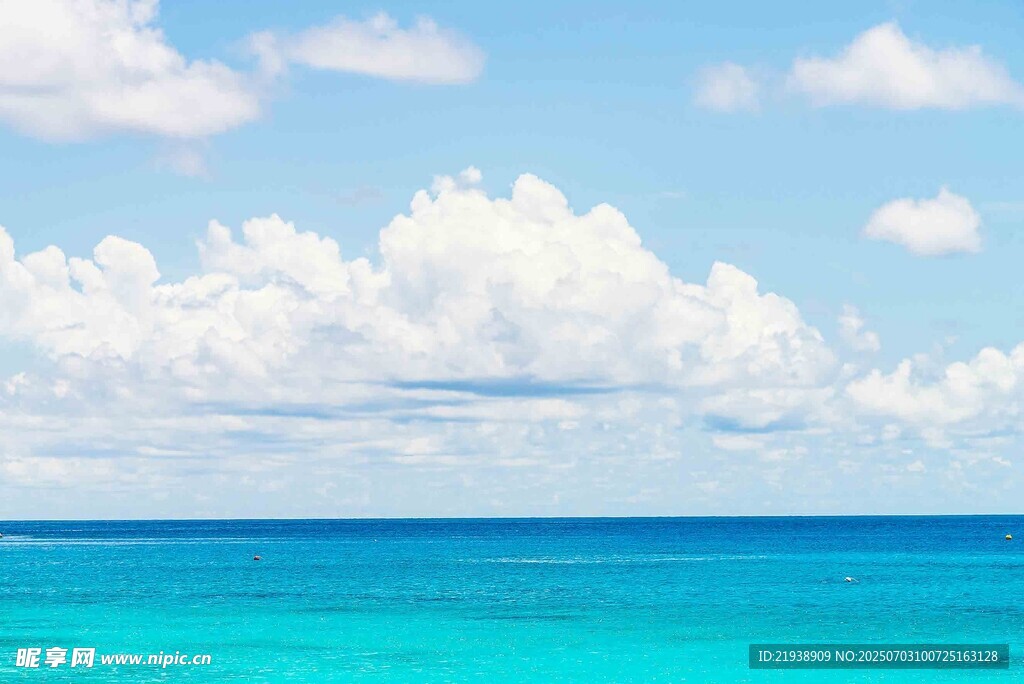 蔚蓝大海与白云的美丽景致