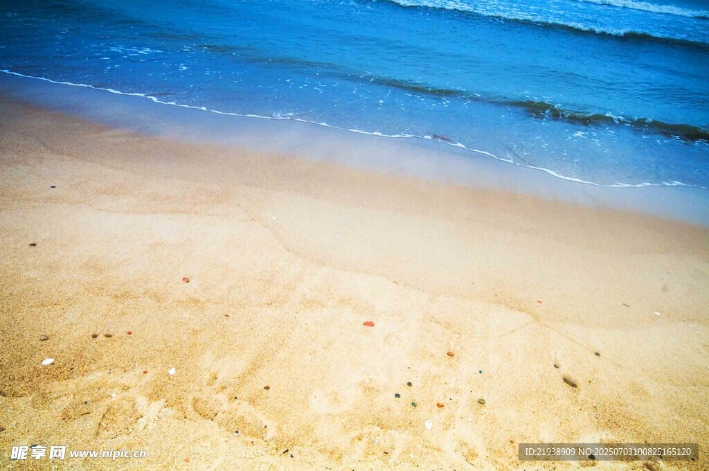 美丽沙滩与蓝色海浪