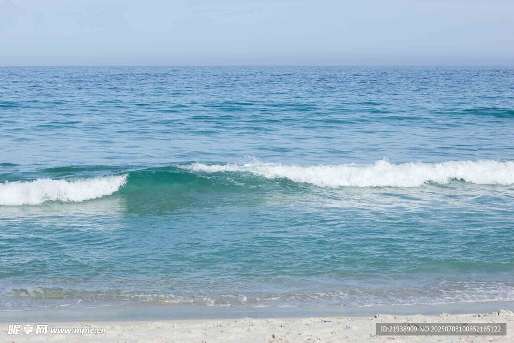 海边浪花翻涌的美丽景致