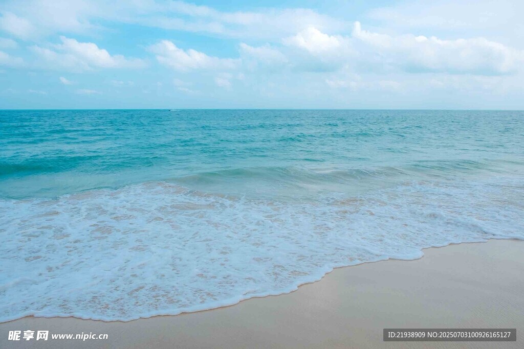 美丽海滩海浪轻拍沙滩