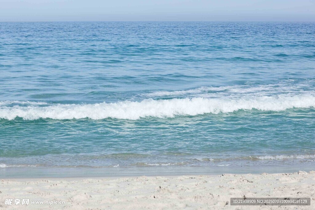 海边沙滩上的蓝色海浪
