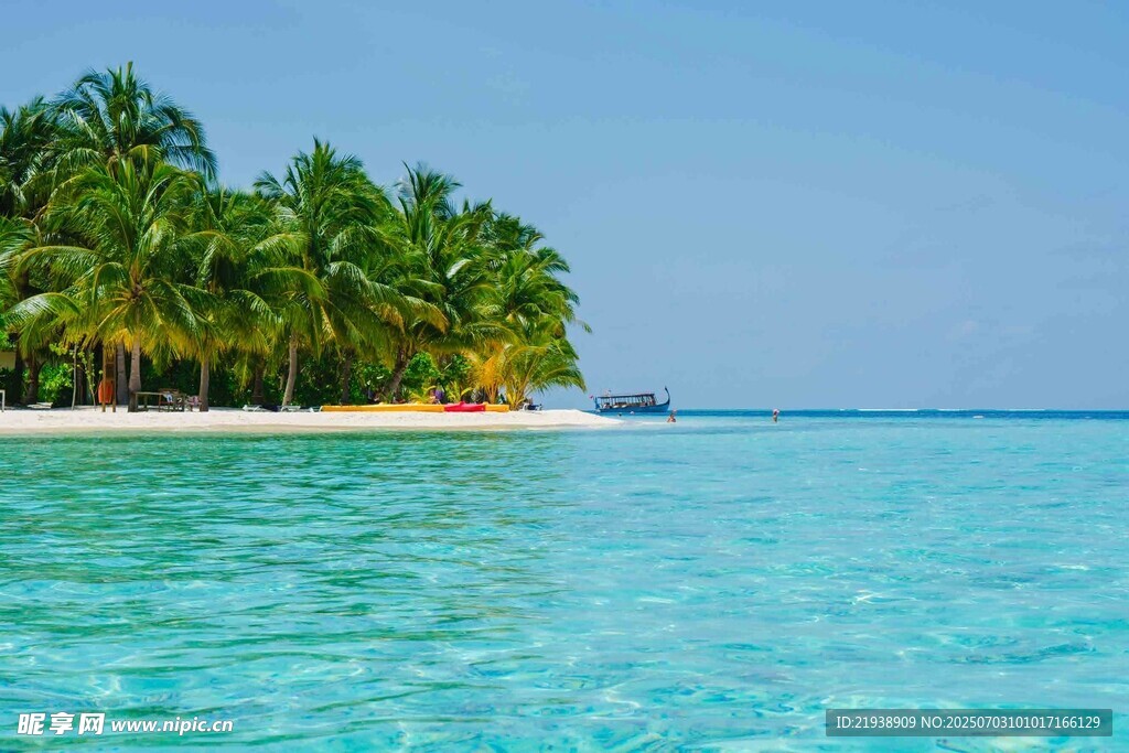 美丽海岛的澄澈海水风光