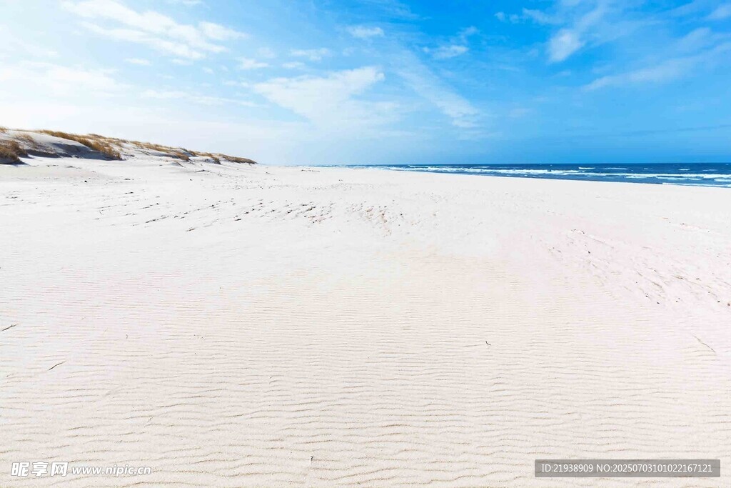 纯净沙滩与蔚蓝大海美景