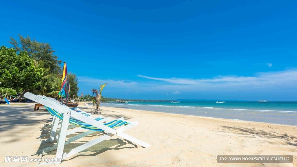 海滨沙滩上的休闲躺椅