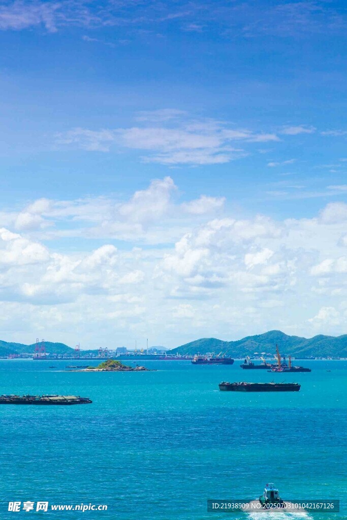 碧海蓝天中的海上风光