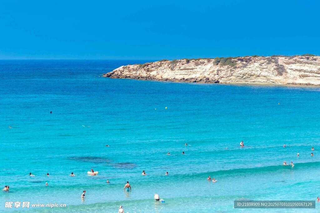 碧海蓝天的美丽海滨风光