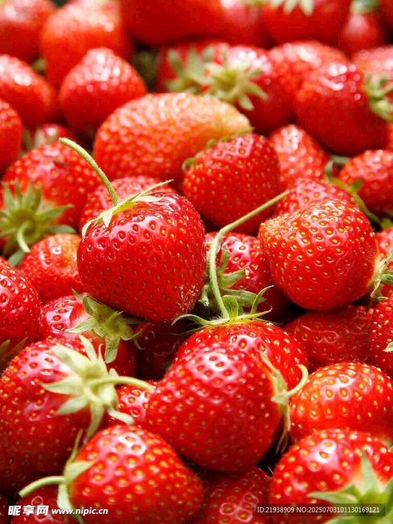 新鲜饱满的草莓堆