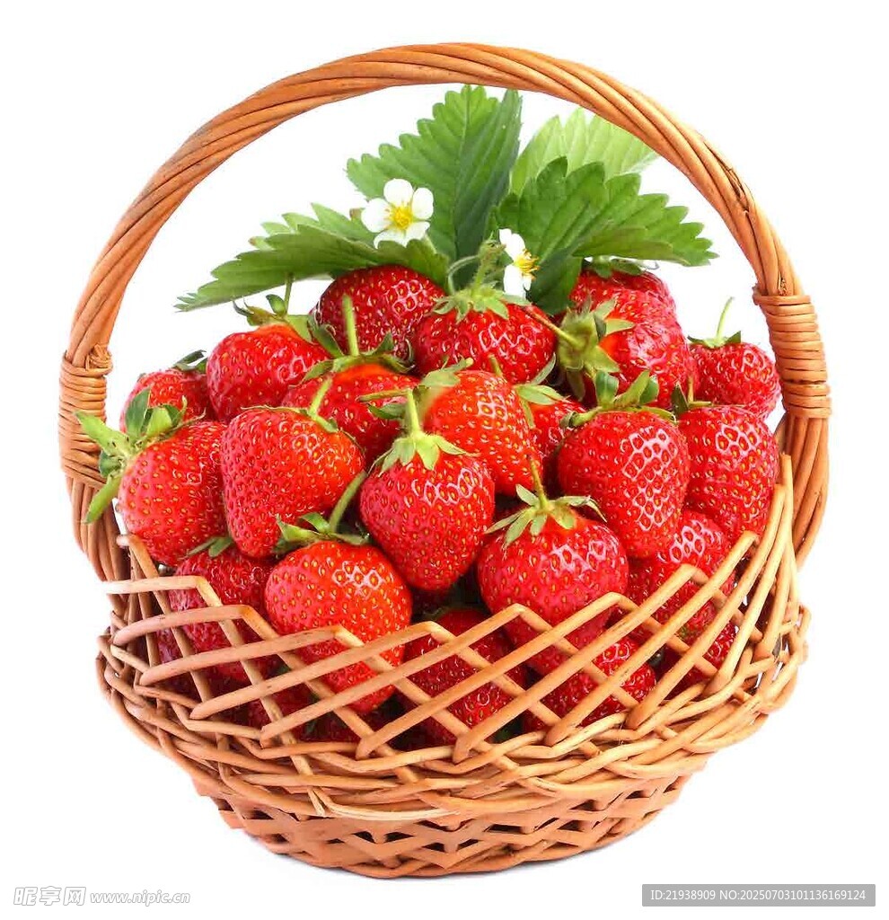 装满草莓的藤编篮子