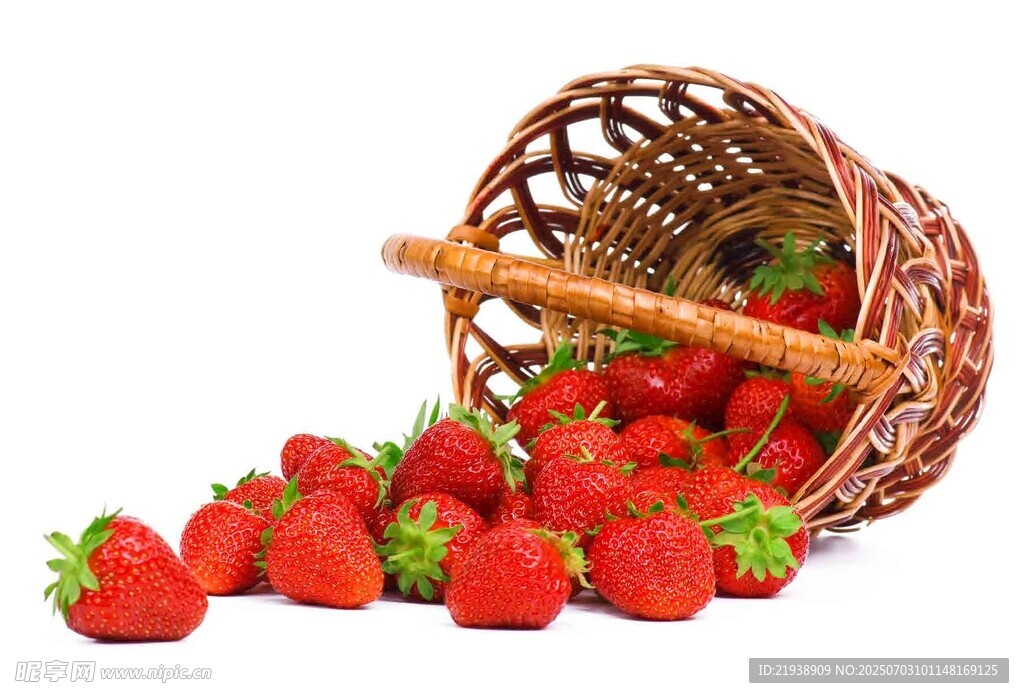 倾倒出篮的新鲜草莓