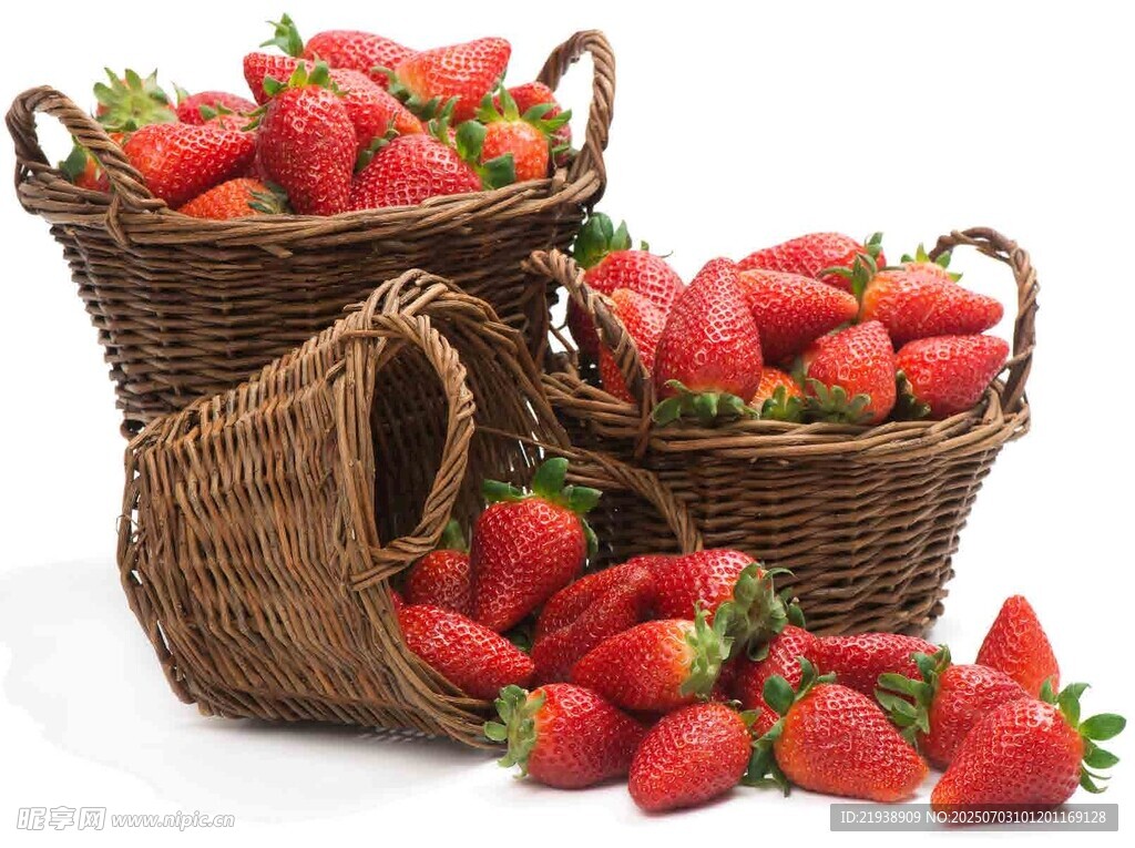 装满草莓的藤编篮子