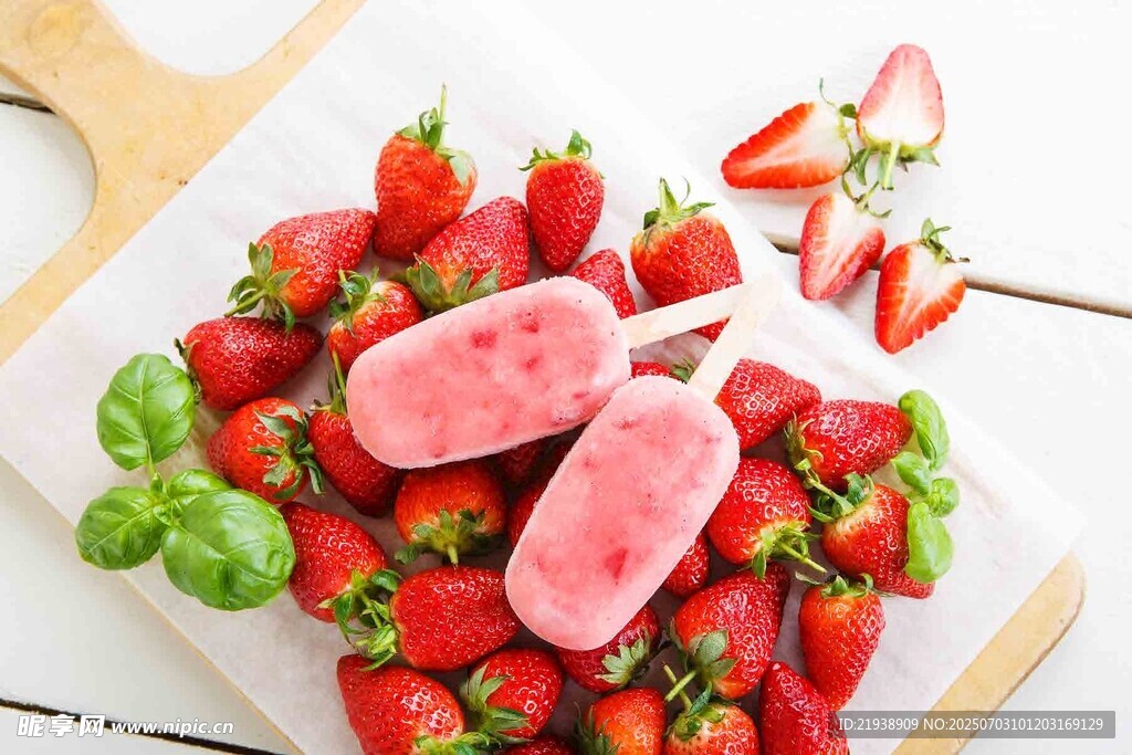 草莓冰淇淋与新鲜草莓