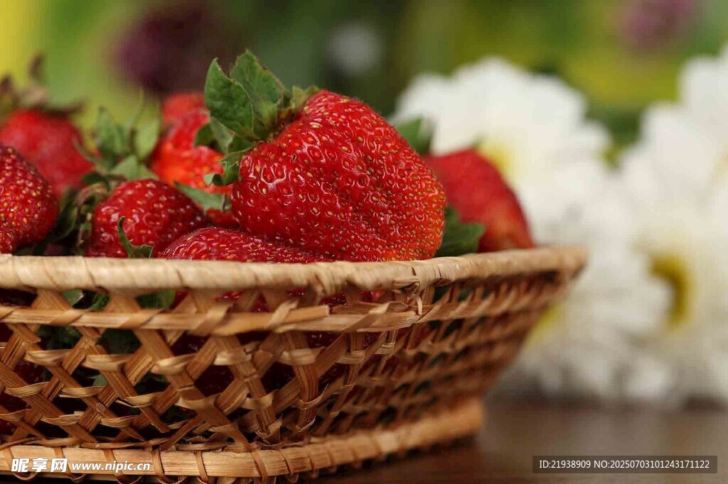 竹篮中的新鲜草莓