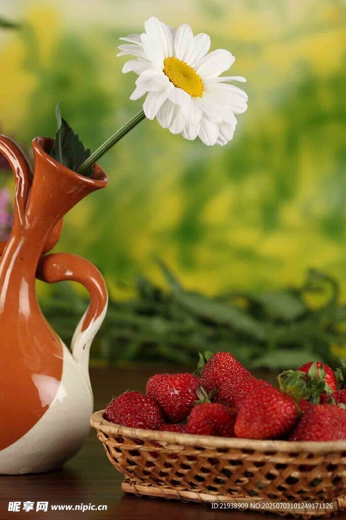 花瓶雏菊与草莓静物图