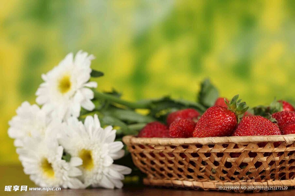 篮中草莓与素雅雏菊